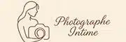 Dessin au trait d'une femme appareil photo à la main, à côté du texte "Photographe Intime" en élégante calligraphie sur fond beige.